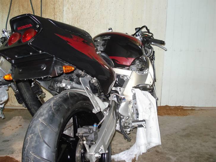 Genopbyg af honda cbr 400 rr Fireblade efter styrt i 06   - Bagerste sidekåber mm monteret
 billede 27