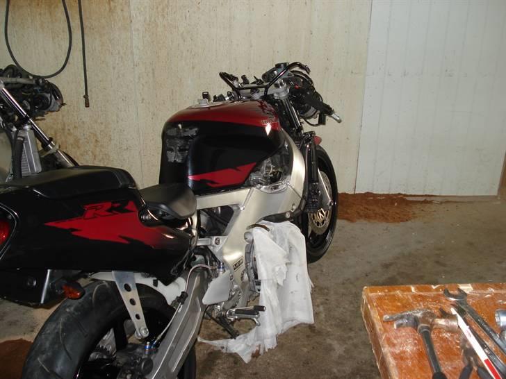 Genopbyg af honda cbr 400 rr Fireblade efter styrt i 06   - Bagerste sidekåber mm monteret billede 29