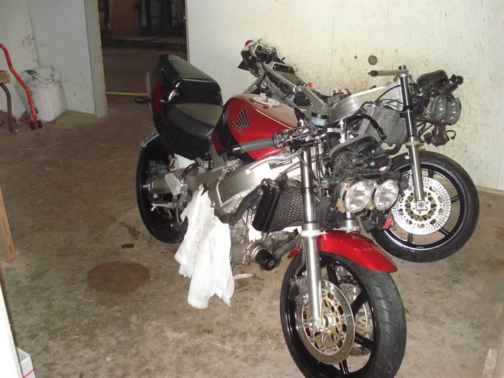 Genopbyg af honda cbr 400 rr Fireblade efter styrt i 06   - Forskærm monteret, tank midlertidigt lagt på billede 30