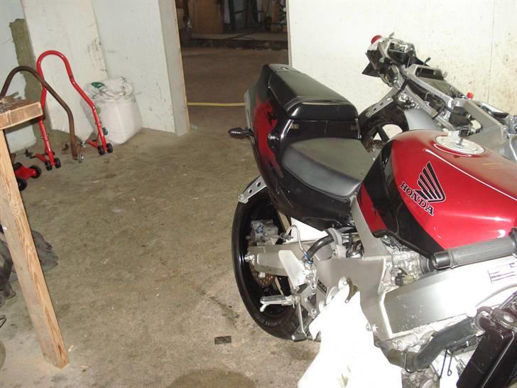 Genopbyg af honda cbr 400 rr Fireblade efter styrt i 06   - Ligner næsten en køreklar mc igen. billede 31