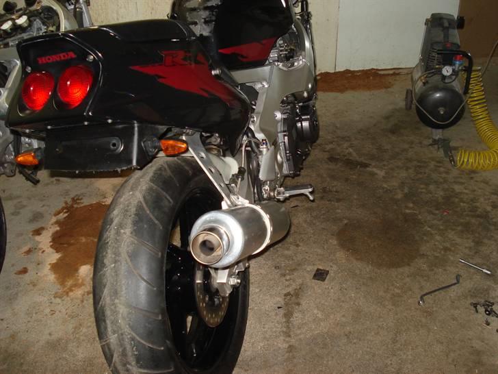 Genopbyg af honda cbr 400 rr Fireblade efter styrt i 06   - Udstødning og koblingsdæksel monteret.  olie+filter skiftet billede 33