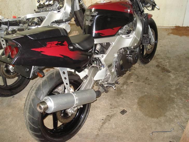 Genopbyg af honda cbr 400 rr Fireblade efter styrt i 06   - Udstødning og koblingsdæksel monteret. olie+filter skiftet. billede 34