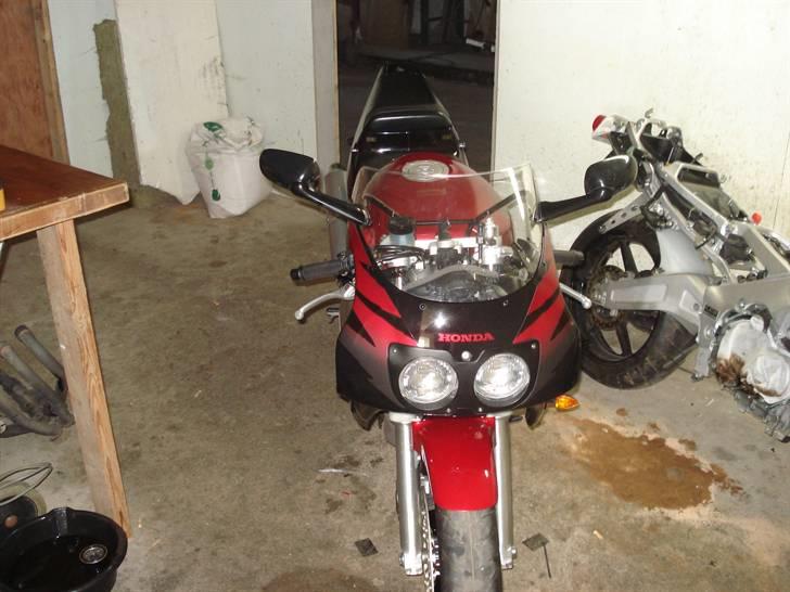 Genopbyg af honda cbr 400 rr Fireblade efter styrt i 06   - Frontkåben monteret billede 38