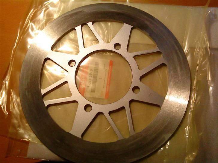 LS650 - Nyeste investering!
En Original Suzuki LS650 skivebremse. En omgang varmefast sort + klarlak, så er den hjemme ;o)
Så kommer bag remhjulet og skiven til at matche hinanden!

Kører selvfølgelig med originale bremsebakker... RETTELSE:

Slut sæsonen 2010 har jeg følgende bemærkninger. De originale bremseklodser på en original skive bliver slidt ned på rekord tid. Har kørt mellem 4/5000 km på et par klodser. Nu har jeg smidt nogle K-Star klodser i fra Thansen og de har meget længere levetid og er billige. billede 224