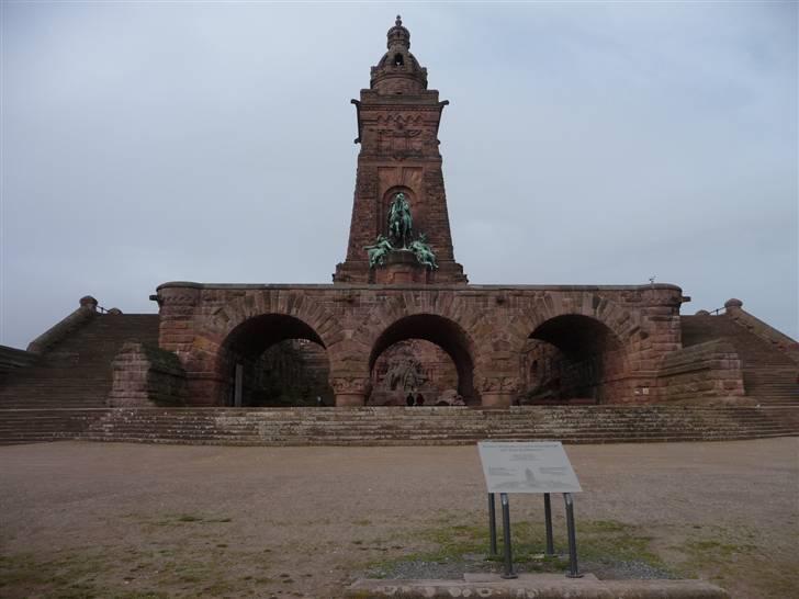 Harzen efterårsferien 2009. - Dag 2. Ok kørevejr ,så turen går til Kyffhaüser Denkmal, fin snoet vej dertil med mange sving.
Mindesmærke til ære for Kaiser Wilhelm d.1. billede 4