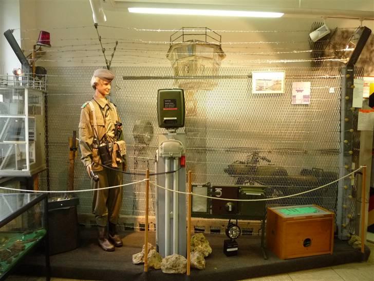 Harzen efterårsferien 2009. - Tettenborn Grenzmuseum, ret lille sted, men med meget historie om grænselandet mellem øst og vest. Bemærk i billedets højre side det militærgrønne lyn - en TS 250. billede 9