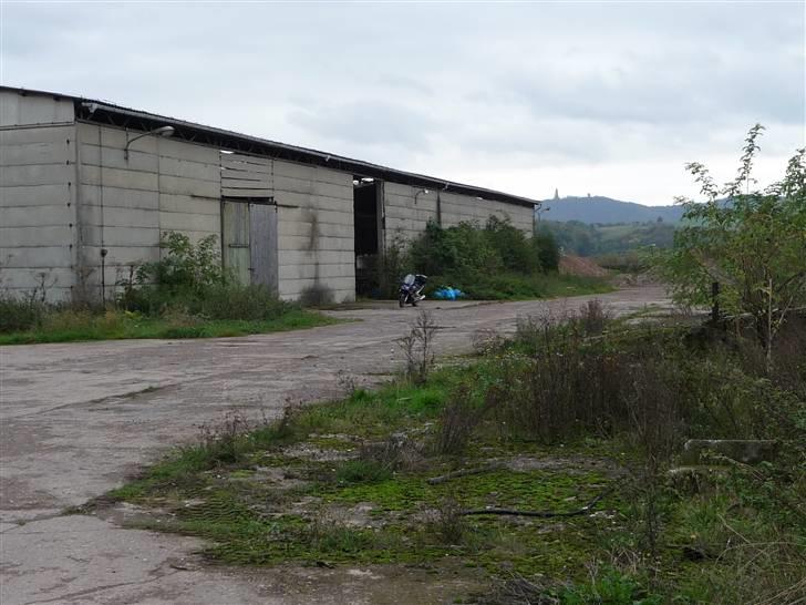 Harzen efterårsferien 2009. - Næsten hjemme på 3 dagen. Billedet illustrerer resterne af et østtysk statslandbrug og en FJR 1300 danner kontrasten. billede 11