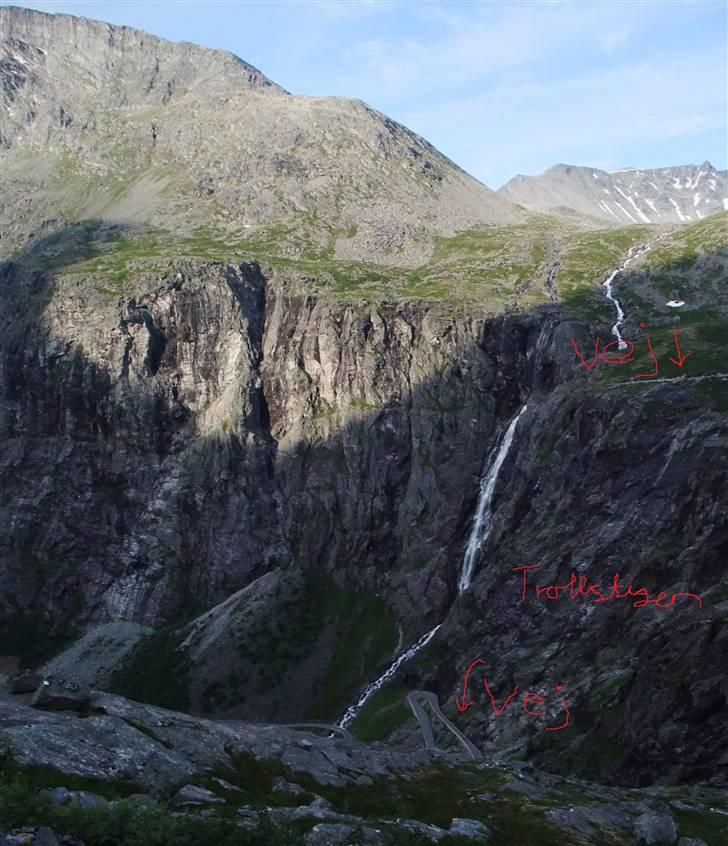 Tur til Polarcirklen, Norge sommeren 2009 - Den er godt stejl, så det er bare på med motorbremsen og tungen lige i munden...

Husk smilet! :-) billede 47