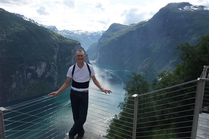 Tur til Polarcirklen, Norge sommeren 2009 - Mesteren selv... 

Mine arme var ikke lange nok, så jeg brugte et ældre ægtepar som fotostativ og fjernudløser... ;-) billede 72