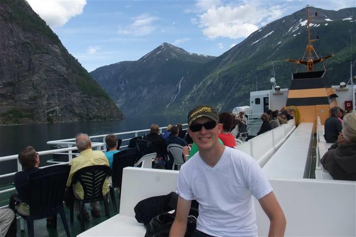 Tur til Polarcirklen, Norge sommeren 2009 - Moi!

Fandt en yngre dame og brugte hende som fotostativ. Sådan kan det jo gå når man er alene og ens arme er for korte :-) billede 101