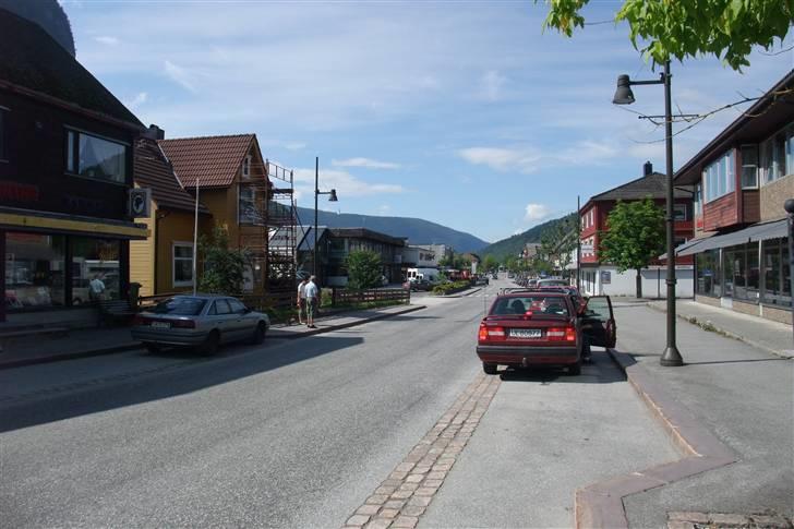 Tur til Polarcirklen, Norge sommeren 2009 - Stryn (ikke Stryhns!)

Meget varmt! Omkring 26 grader i skyggen. Brugte 2 timer på at finde noget ordentligt værktøj til at stramme kæden på Suzukien, da det medfølgende sæt var = bæ! :-(

Svedte som en græker. Det er ikke altid koldt i Norge. billede 119