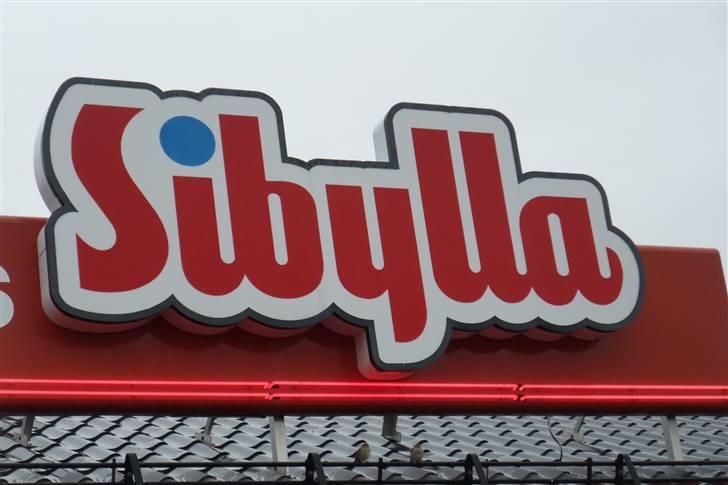 Tur til Polarcirklen, Norge sommeren 2009 del 2 - Verdens dårligste fastfood, intet mindre!

Tillykke med placeringen Frk. Sibylla.
Kødet i burgeren var vist 95% komave (mavehinde)... tak for det! :-(

Svensk fastfood er så mega klamt at man tror det er løgn! Så er i advaret! billede 16