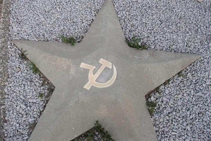 Tur til Polarcirklen, Norge sommeren 2009 del 2 - Russerne lagde beton, hvor vi andre lagde sten...

Ej, det var vist et mindemærke fra krigen. billede 60