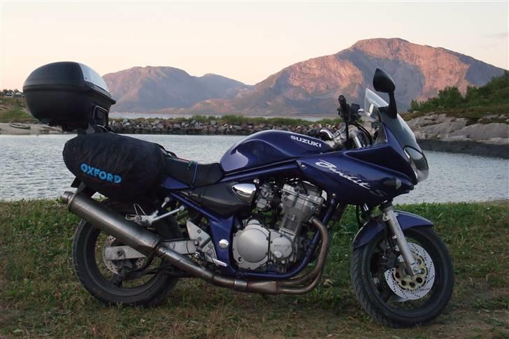 Tur til Polarcirklen, Norge sommeren 2009 del 2 - Suzuki Bandit 600 årgang 2001 (tror jeg nok)

Lånte min fars, da SZR'en er tortur at køre så langt på med mine 190 cm.

Fin maskine! Mangler lidt bundtræk og mere moderne teknik, ellers fin fin. billede 112