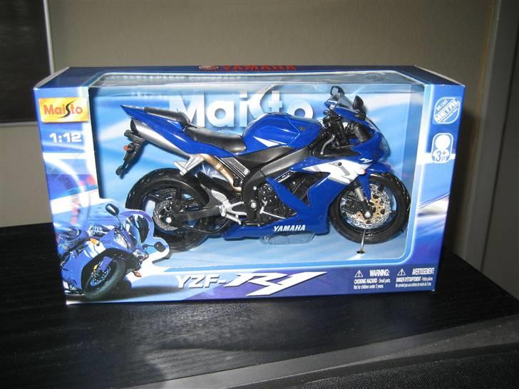 Lidt blandet R1 sjov... - Model af Yamaha YZF-R1 i størrelsesforholdet 1:12. Julegave til min nevø. Sådan een skal han da have. Men hvor får man da lyst til at finde en lille legetøjssav i forholdet 1:12 frem og save den klamme nrpladeholder af :) billede 10