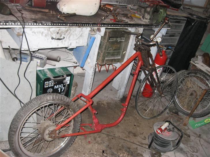 Hamlet motorcykel - Den er utrolig lav, og jeg kan endnu ikke forestille mig hvordan jeg skal krølles sammen på den dværgmaskine :P 
Da der skal en 175 ccm Ardie motor på, skal der måske laves lidt om på stellet, som også giver mig mulighed for måske at få fodhvilerne så langt frem at det måske blive en behagelig køretur ;-) billede 22