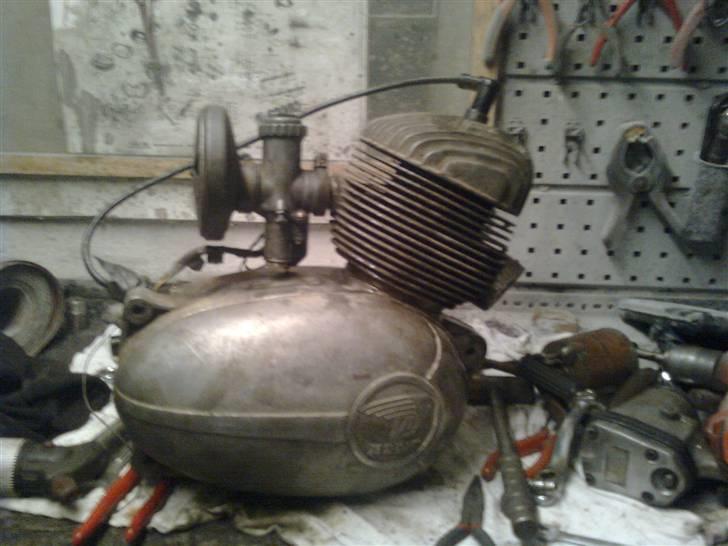 Hamlet motorcykel - Ardie 175 ccm motor. Jeg ville i første omgang ha brugt den, men syntes hellere en Sachs motor skal på den.
Billeder af den 125 ccm Sachs Rotax motor kommer også ind når jeg modtager den ;-) billede 25