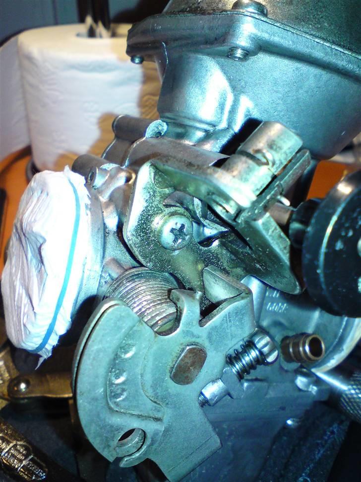 LS650 - Skruerne det havde "sat" sig var den midt på billedet og dens følgesvend down under...

Godt man har skruer i reserve :o) 5 mm kobber/zink legerede. billede 265