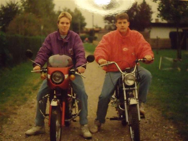 Tidligere bikes.. - Den spæde start på 2 hjul..  Mig på Gilera'en og min ven på hans Puch Monza med org frontkåbe.. WoW det var sager.. :-) billede 3