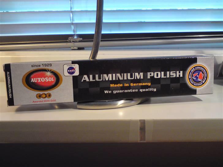 LS650 - Fandt endelig et eksemplar af Autosol Aluminium. Specielt lavet til "uforseglet" alu. Så den glæder jeg mig til at prøve, måske den gør oxideringen umulig?

- Ellers er Autosol alm. jo glimrende... endnu bedre med lidt WD40 udenpå. billede 288