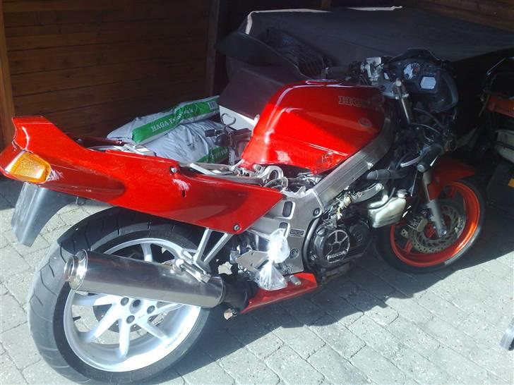 Projekt skadet VFR 750 RC6-1 - Skadet VFR 750 RC 36-1 som bliver grundstammen omkring mit projekt. billede 1