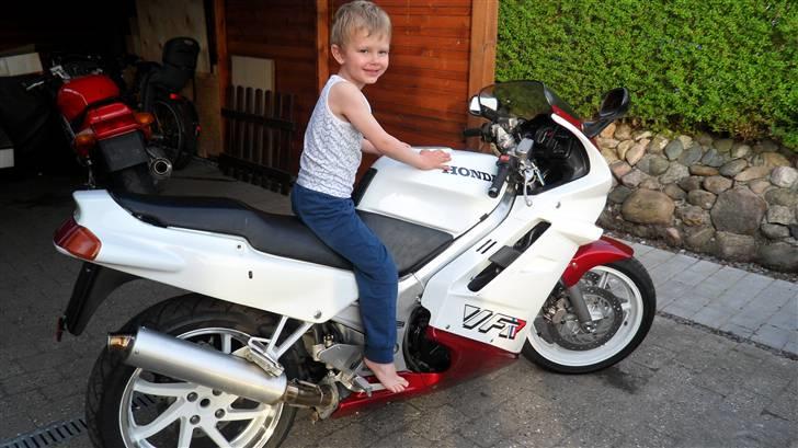 Projekt skadet VFR 750 RC6-1 - Min søn på 4 mener ikke at det skal være en donor cykel. Han kunne jo bare låne den en gang imellem ;o) billede 4