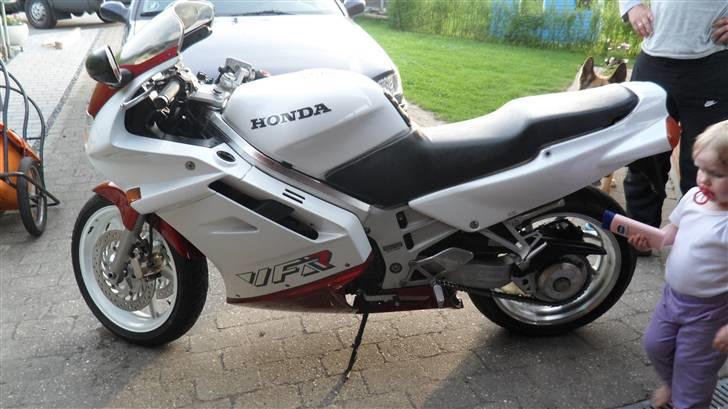 Projekt skadet VFR 750 RC6-1 - Set lidt fra den anden side.
Der er nogle små ridser og skrammer, men efter 20 år så er det vist et under hvis der ikke er nogen. billede 5