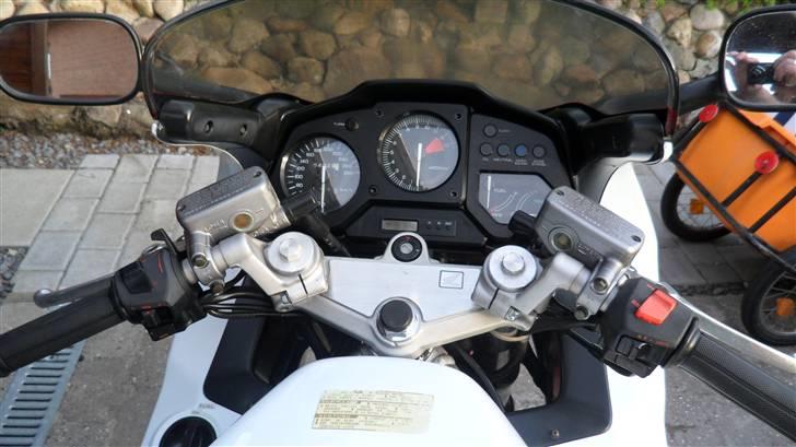 Projekt skadet VFR 750 RC6-1 - Har 54xxx på klokken og ud fra udsendene af denne mc og standen af motor etc.... lyder det meget fornuftigt. billede 6