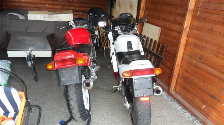 Projekt skadet VFR 750 RC6-1 - Det er da et kønt syn, donor og modtager under samme tag. billede 7