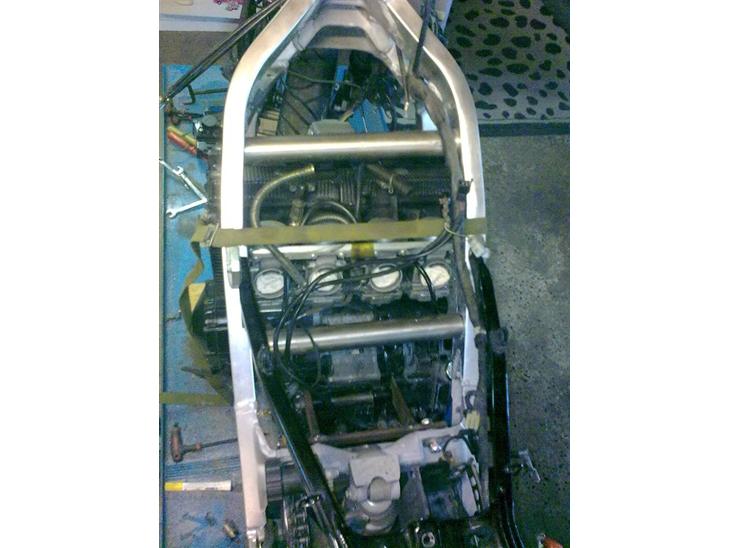 Honda vfr med suzuki gsx 1127 motor - Under opbygning , der skal være plads til karburator derfor lidt udvidelse af stel nødvendig billede 0