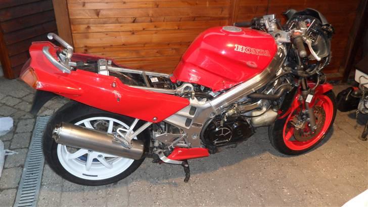 Projekt skadet VFR 750 RC6-1 - Af med sædet på skadet dansk cykel billede 9