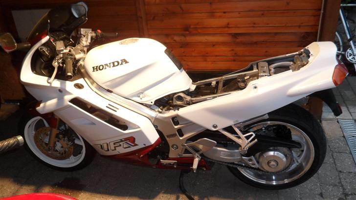 Projekt skadet VFR 750 RC6-1 - Af med sædet på tysk cykel billede 10