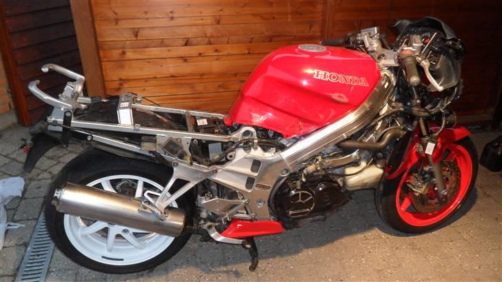 Projekt skadet VFR 750 RC6-1 - Af med bagerste kåbedel og blinklys, dansk cykel billede 11