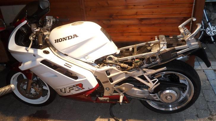 Projekt skadet VFR 750 RC6-1 - Af med bagerste kåbedel og blinklys, tysk cykel billede 12