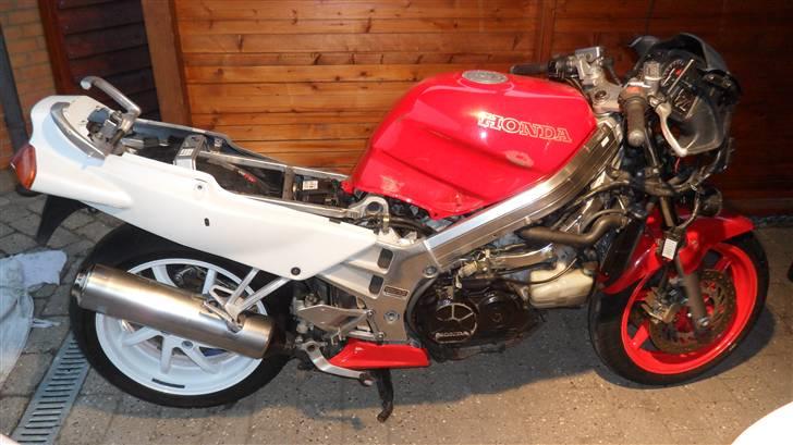 Projekt skadet VFR 750 RC6-1 - Og på med bagerste kåbedel incl blinklys. billede 13