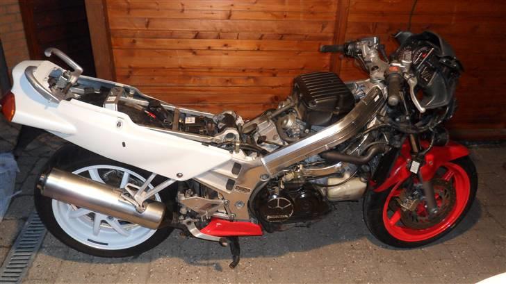 Projekt skadet VFR 750 RC6-1 - Så kom turen til tanken på dansk cykel, af med den. billede 14