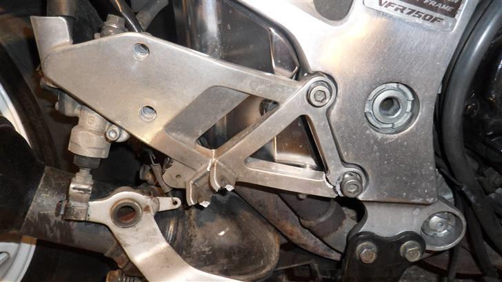 Projekt skadet VFR 750 RC6-1 - Det er endnu en af de mange skader den danske cykel har pådraget sig. Brækket højre forhvilekonsol for fører ;o( billede 15