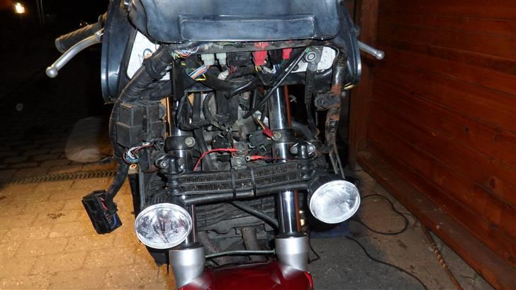 Projekt skadet VFR 750 RC6-1 - "Ufattelig glot lygte arrangement" som ikke virker. Det bliver pillet af ! Køleren er desværre og revet i stykker så den ryger også en tur. billede 18