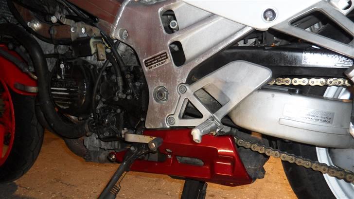 Projekt skadet VFR 750 RC6-1 - Nederste skjold er flyttet over til dansk cykel, på den anden side. billede 20