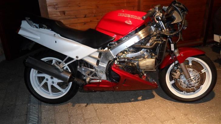 Projekt skadet VFR 750 RC6-1 - Så kom der hvidt forhjul på den danske cykel ;o) billede 21