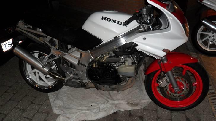 Projekt skadet VFR 750 RC6-1 - Det røde forhjul røg over på den tyske donor cykel ;o( pænt er det nu ikke ! billede 22