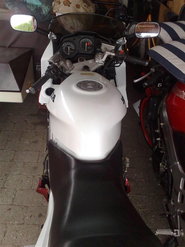 Projekt skadet VFR 750 RC6-1 - Der mangler kun lidt kåbedele på side og så er vi klar. billede 24