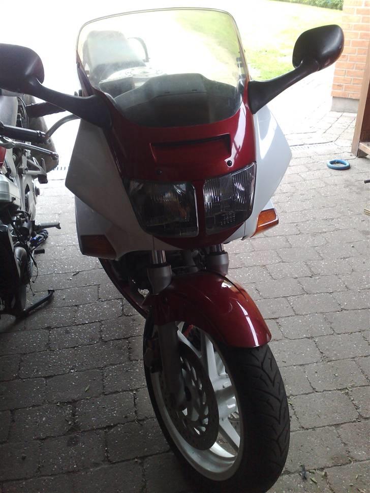 Projekt skadet VFR 750 RC6-1 - Al væske er skiftet og nye tændrør. Nu mangler blot montering af de sidste kåbedele og så en tur til synshallen og forhåbentligt til motorkontoret efter en sprit ny nr. plade. ;o) billede 25