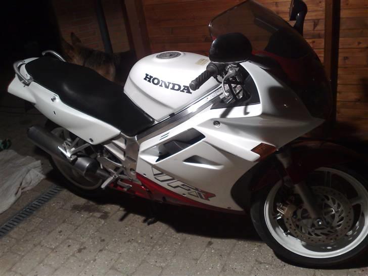 Projekt skadet VFR 750 RC6-1 - Færdig ! ;o) efter nogle lidt sene aften timer og et par timers hjælp fra en rigtig god nabo. billede 26