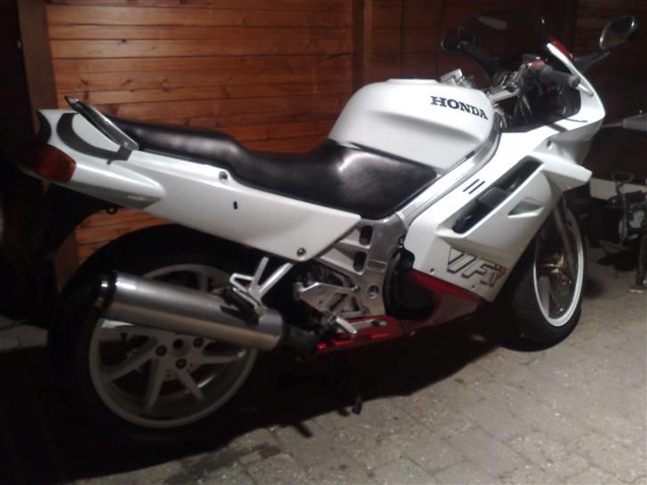 Projekt skadet VFR 750 RC6-1 - Den tager sig godt ud og nu skal der monteres Bos udstødning og så til syn. billede 27