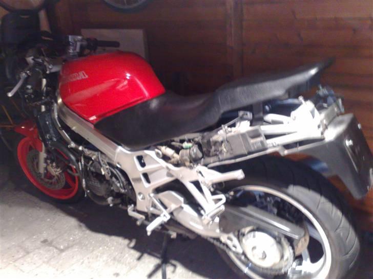 Projekt skadet VFR 750 RC6-1 - Den tyske donor cykel ser lidt trist ud, men motor, dæk, stel etc. er stadig i kanon stand. billede 28