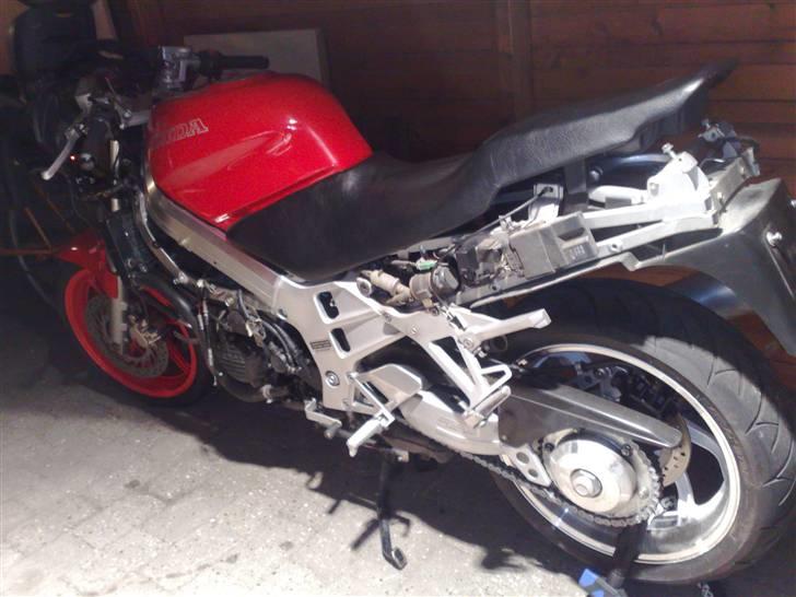 Projekt skadet VFR 750 RC6-1 - Nu skal Bos udstødning afmonteres og flyttes over på den danske. billede 29