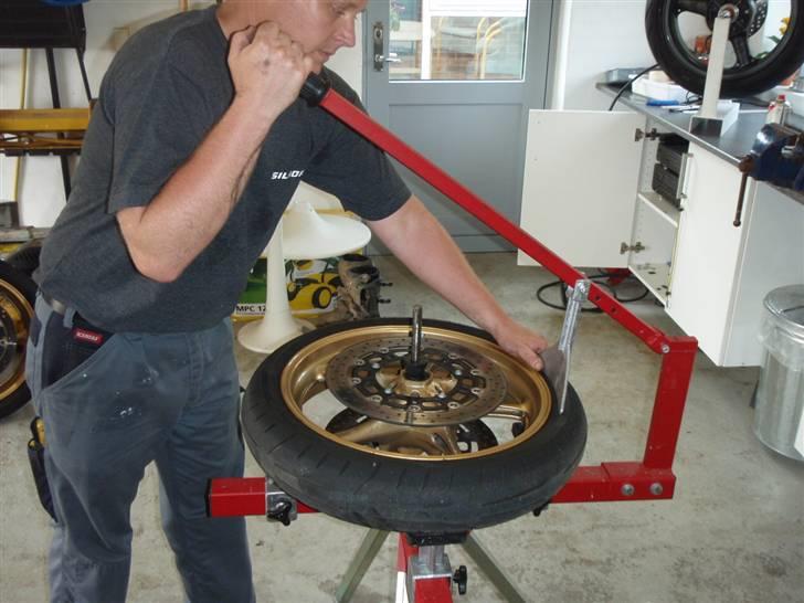 Dæk skift - Dækket trykkes af fælgen. billede 4