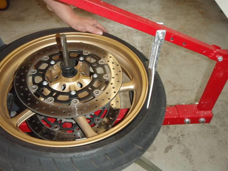 Dæk skift - Det er nemt, og der skal ikke bruges mange kræfter. billede 5