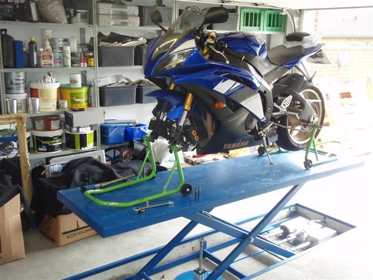 Dæk skift - Først op på liften og af med hjulene. billede 1